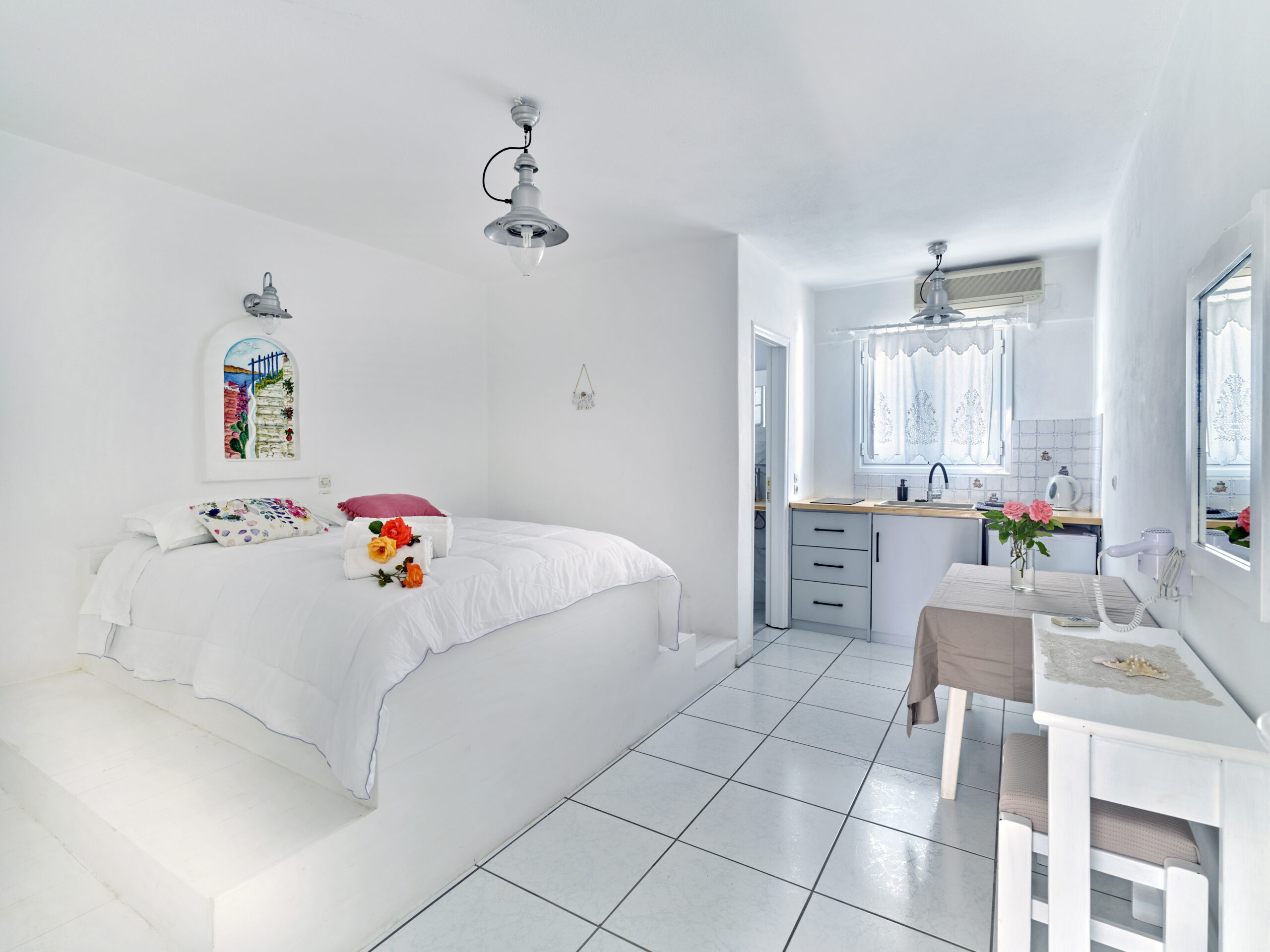 4 Season apartment accommodation in Ambelas Paros with bright interior space