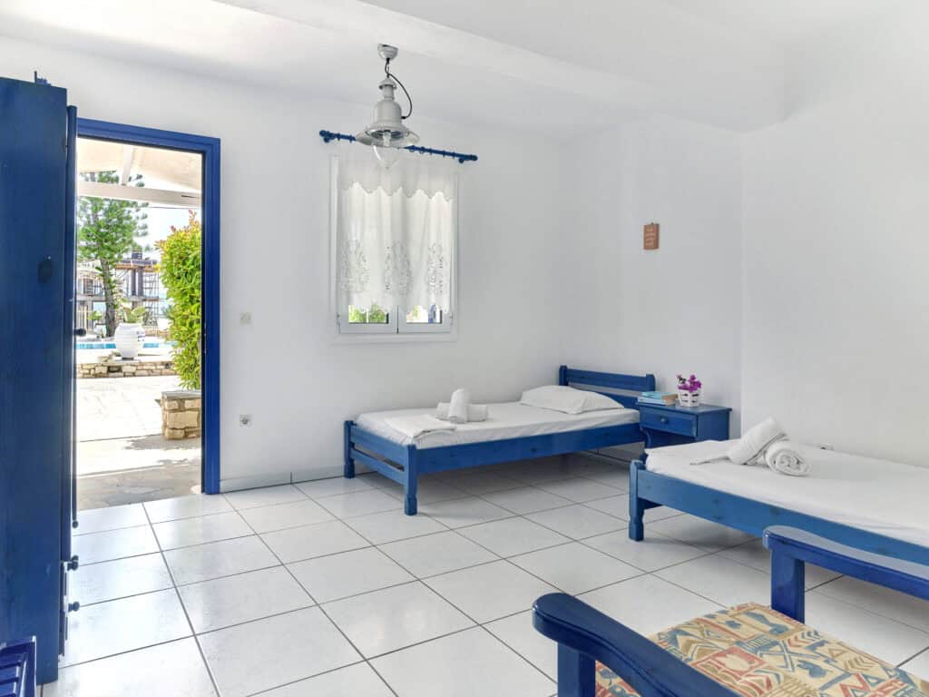 Bright 4 Season apartment accommodation in Ambelas Paros with Cycladic style