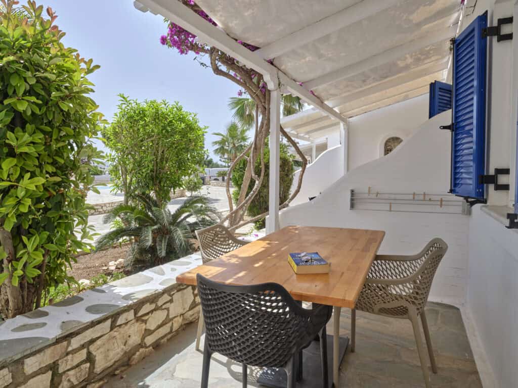 Ground-level 4 Season apartment in Ambelas Paros with private veranda