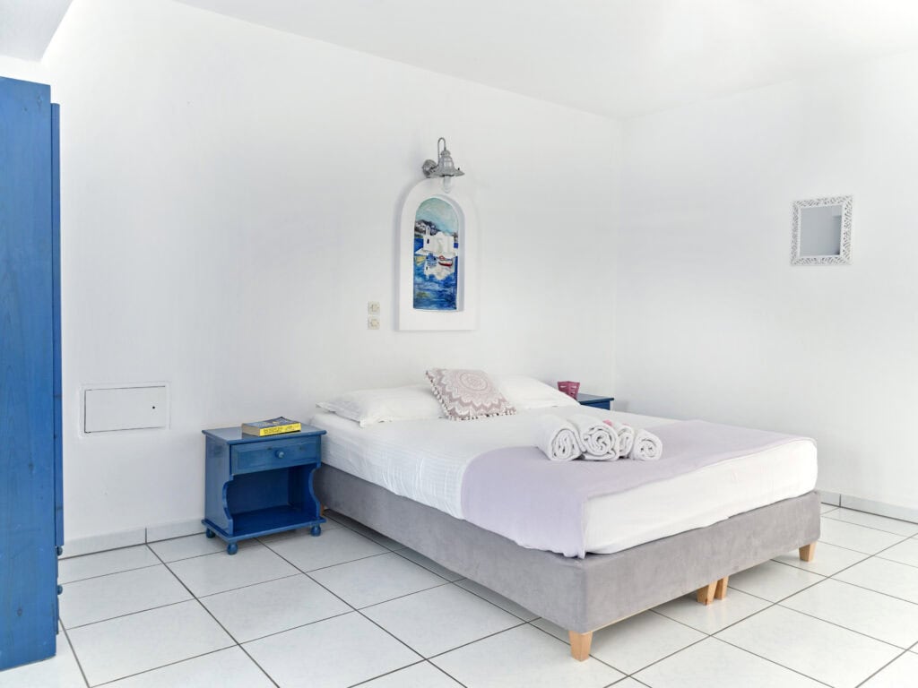 4 Season apartment accommodation in Ambelas Paros with double bed