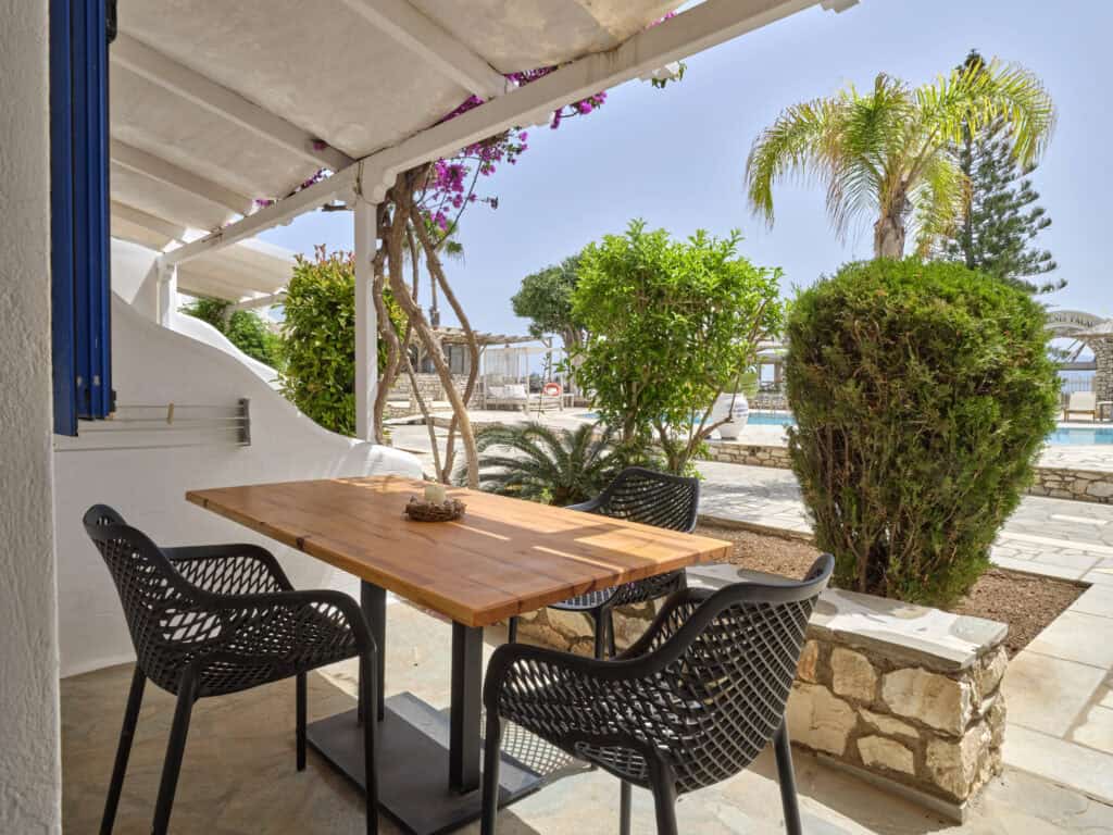 4 Season apartment veranda in Ambelas Paros with outdoor seating