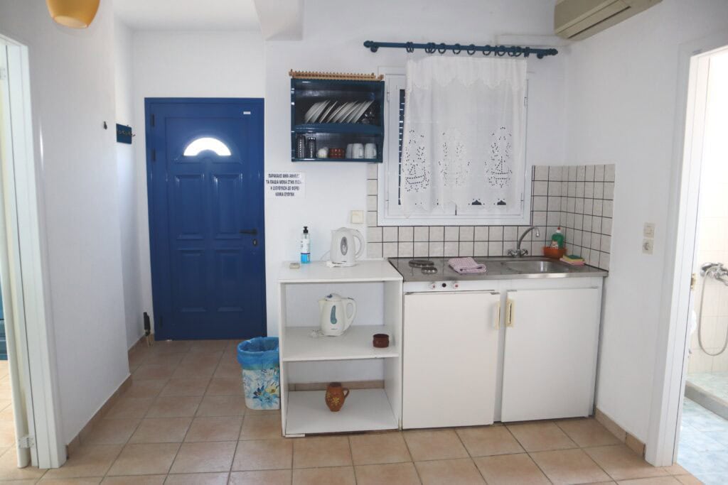 Kitchenette and dining corner in Aegean Grand Apartment Ambelas Paros