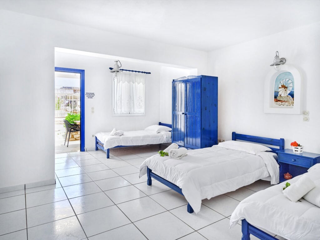 Bright room with three single beds - Cozy Family Apartment, Ambelas Paros