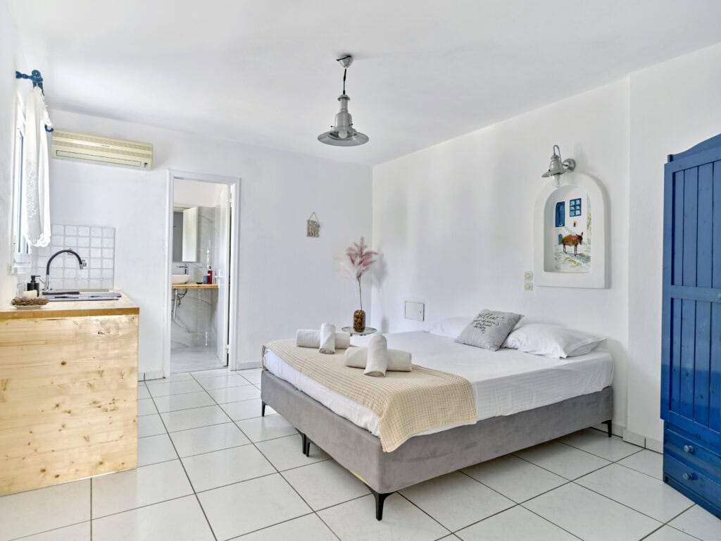 Open-plan kitchen and living area - Cozy Family Apartment, Ambelas Paros