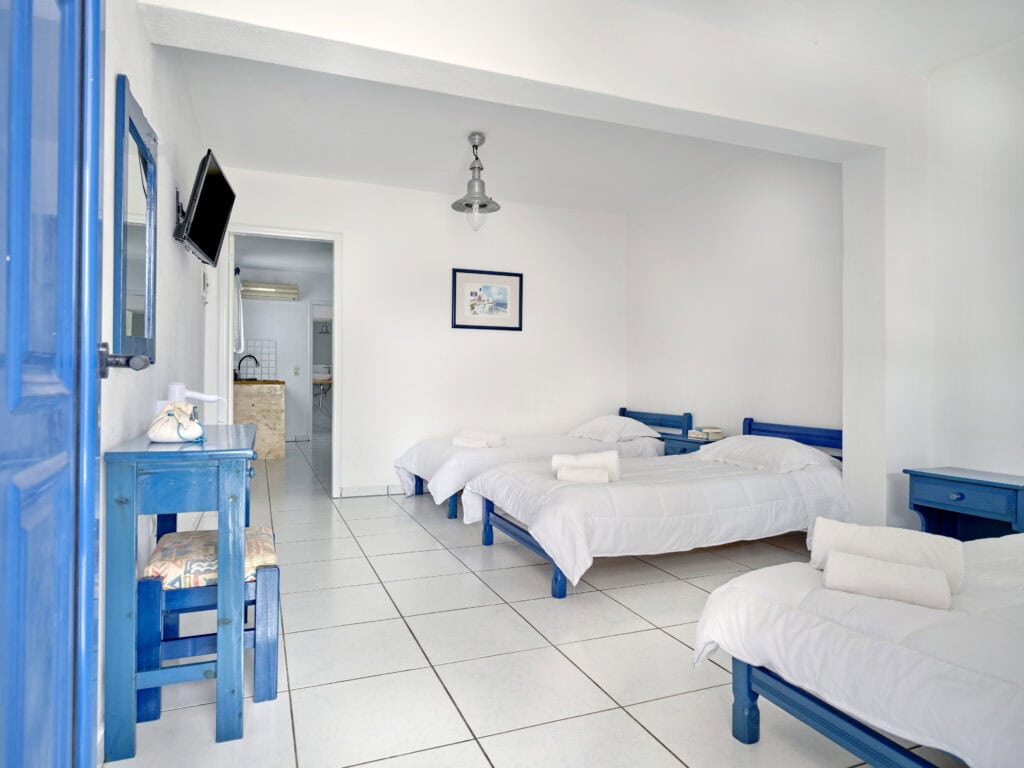 Cozy family apartment Ambelas Paros - open-plan kitchen, dining table and double bed