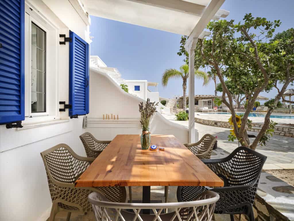 Cozy family apartment in Ambelas Paros - private veranda with outdoor dining table