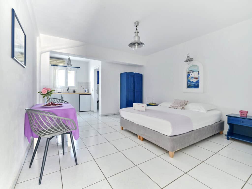 Cozy family apartment Ambelas Paros - open-plan living room and dining area