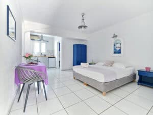 Cozy family apartment Ambelas Paros - open-plan living room and dining area
