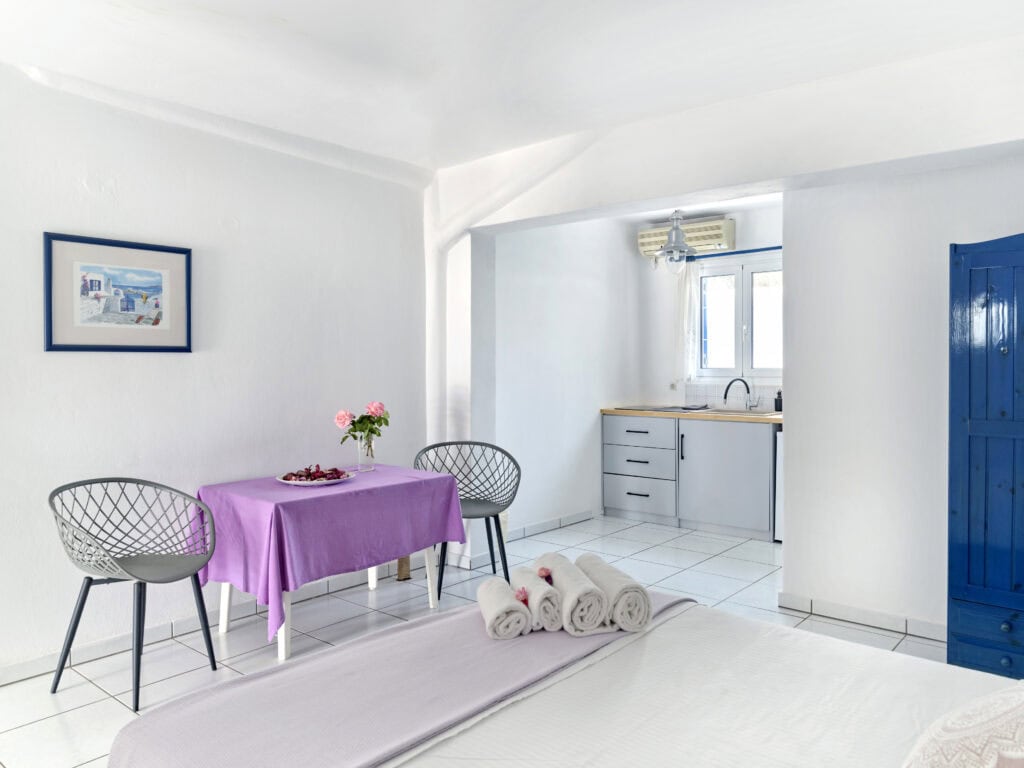 Family apartment in Ambelas Paros - children’s room with two single beds