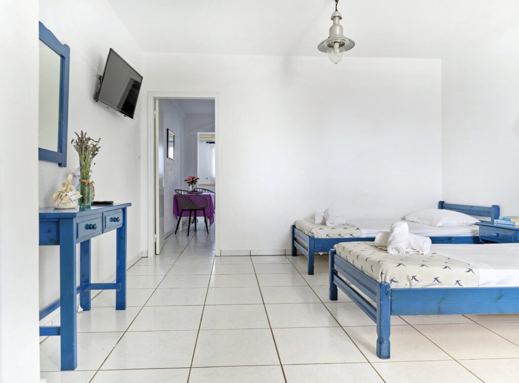 Cozy two-bedroom family apartment in Ambelas Paros - bedroom with natural light