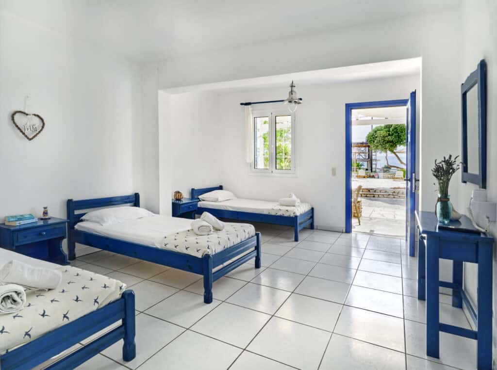 Ambelas Paros cozy family apartment - spacious living area with dining table