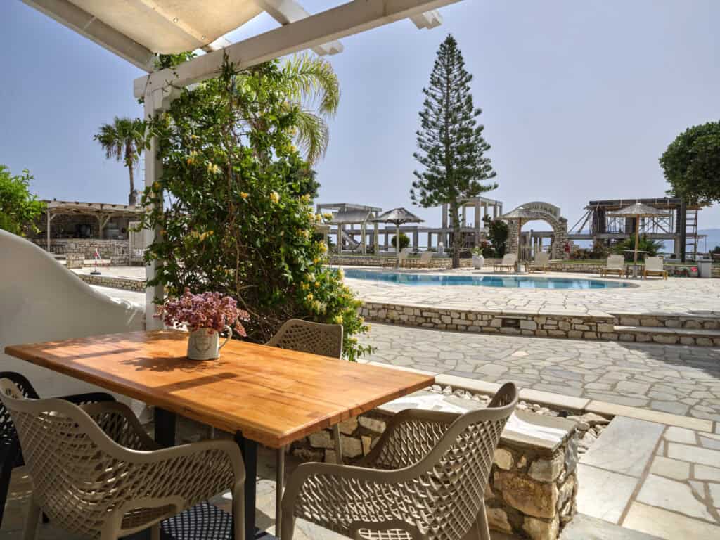 Cozy family apartment in Ambelas Paros - terrace with table and trees