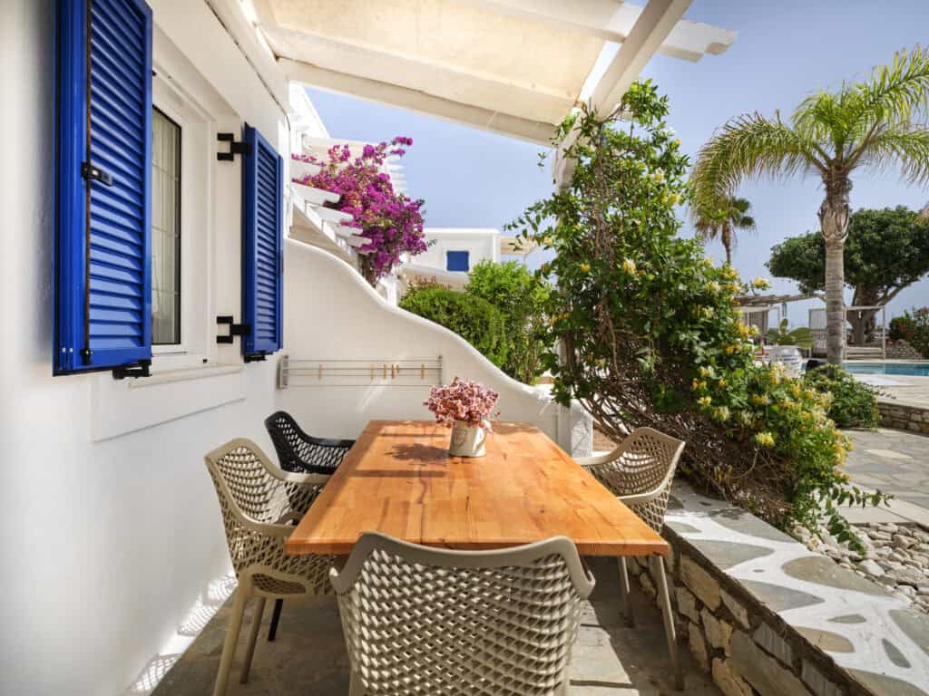 Cozy family apartment Ambelas Paros - outdoor dining area with garden view