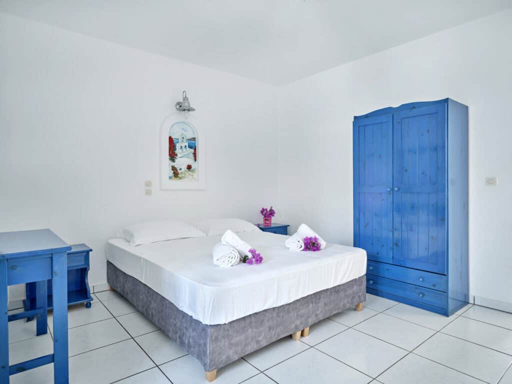 Cozy 2-bedroom family apartment in Ambelas Paros - master bedroom