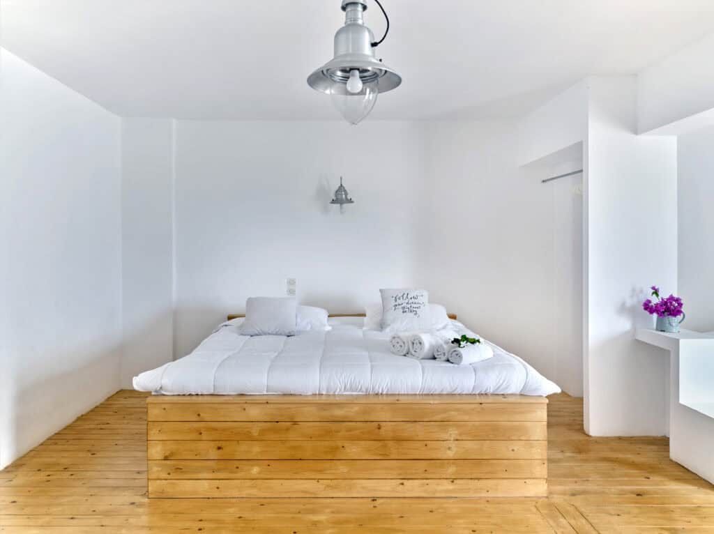 Spacious White & Blue Room with double bed and wooden flooring - Ambelas Paros rooms