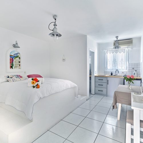4 Season apartment accommodation in Ambelas Paros with bright interior space