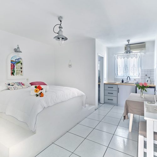 4 Season apartment accommodation in Ambelas Paros with bright interior space