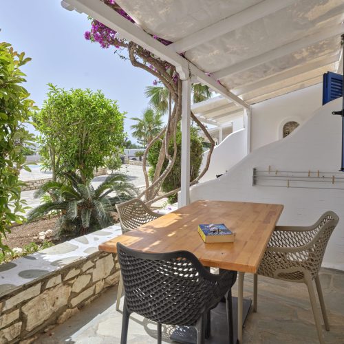 Ground-level 4 Season apartment in Ambelas Paros with private veranda