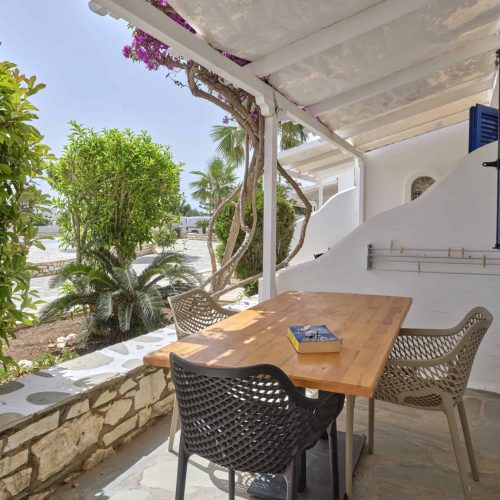 Ground-level 4 Season apartment in Ambelas Paros with private veranda