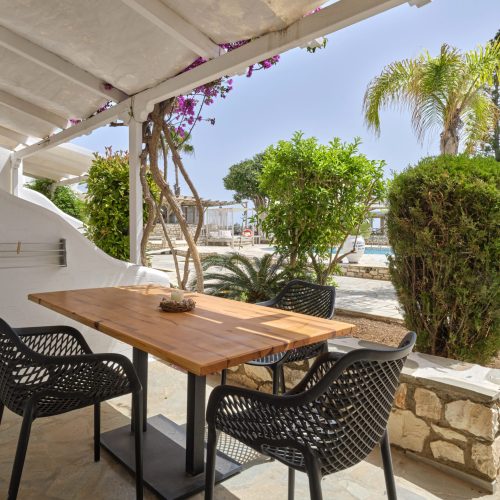 4 Season apartment veranda in Ambelas Paros with outdoor seating