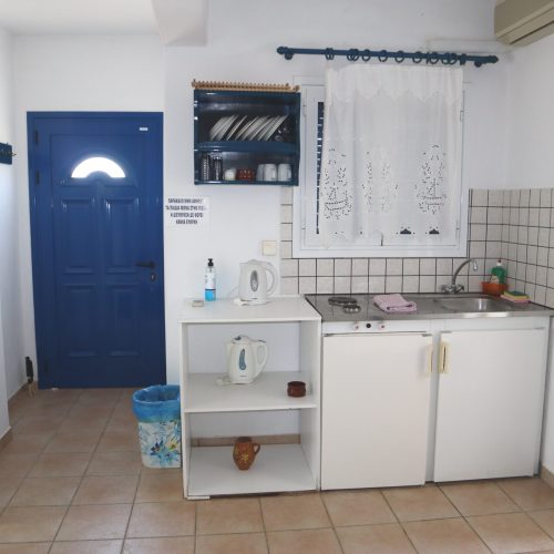 Kitchenette and dining corner in Aegean Grand Apartment Ambelas Paros