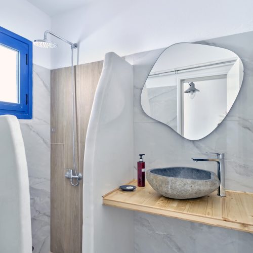 Bathroom with glass shower cabin and round mirror - Cozy Family Apartment Ambelas Paros