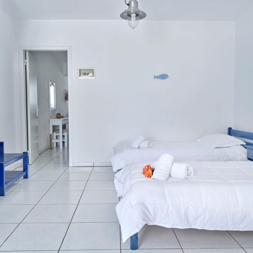 Three beds in minimal white bedroom - Cozy Family Apartment Ambelas Paros