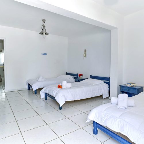 Twin single beds in bright white bedroom - Cozy Family Apartment Ambelas Paros