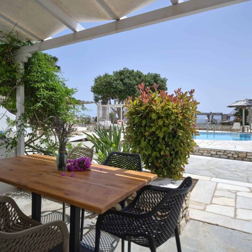 Outdoor veranda dining table with garden view - Cozy Family Apartment Ambelas Paros