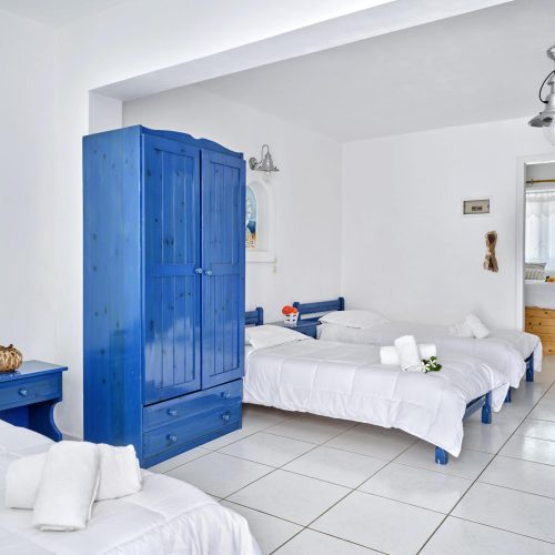 Triple bedroom with three single beds and blue wardrobe - Cozy Family Apartment, Ambelas Paros