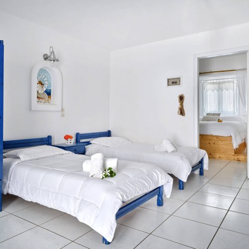 Spacious room with three single beds - Cozy Family Apartment, Ambelas Paros