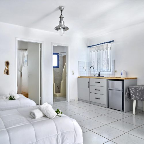 Triple bedroom with three single beds - Cozy Family Apartment, Ambelas Paros