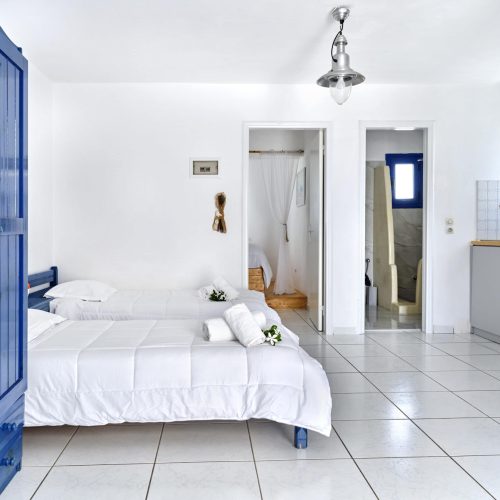 Family bedroom with three single beds – Cozy Family Apartment, Ambelas Paro