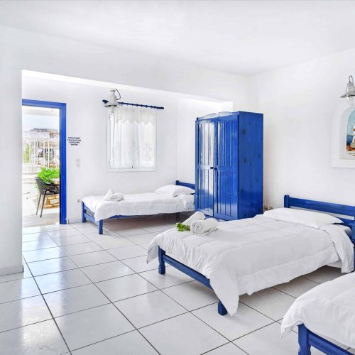 Bright room with three single beds - Cozy Family Apartment, Ambelas Paros