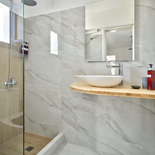 Cozy family apartment Ambelas Paros - modern bathroom with large walk-in shower