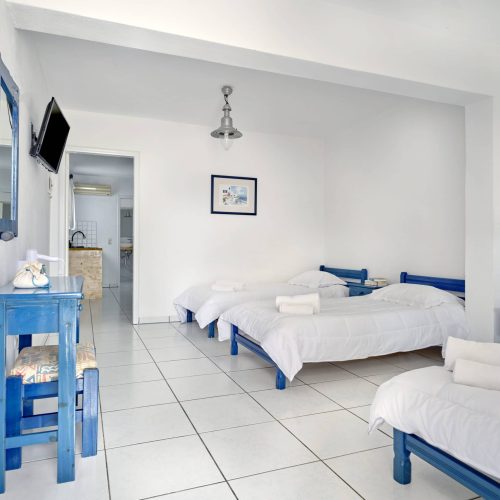 Cozy family apartment Ambelas Paros - open-plan kitchen, dining table and double bed