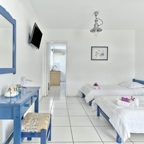 Family apartment in Ambelas Paros - comfortable double bedroom with closet