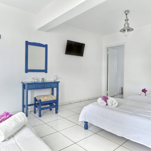Cozy family apartment Ambelas Paros - bright twin bedroom with blue accents