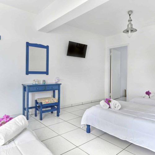 Cozy family apartment Ambelas Paros - bright twin bedroom with blue accents