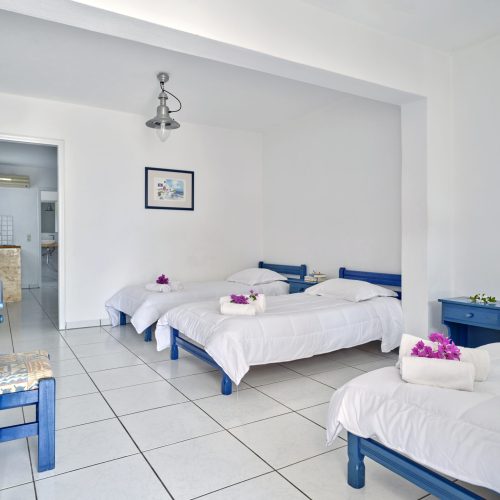 Family apartment Ambelas Paros - spacious bedroom with double bed