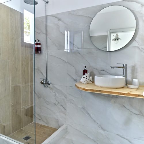 Cozy family apartment Ambelas Paros - modern bathroom with round mirror