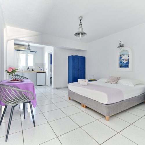 Cozy family apartment Ambelas Paros - open-plan living room and dining area