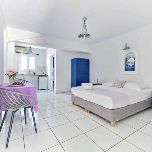 Cozy family apartment Ambelas Paros - open-plan living room and dining area