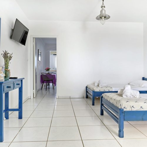 Cozy two-bedroom family apartment in Ambelas Paros - bedroom with natural light