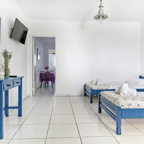 Cozy two-bedroom family apartment in Ambelas Paros - bedroom with natural light