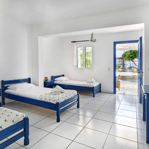 Ambelas Paros cozy family apartment - spacious living area with dining table