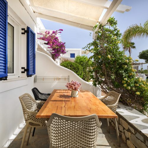 Cozy family apartment Ambelas Paros - outdoor dining area with garden view