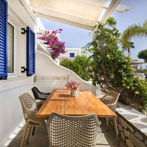 Cozy family apartment Ambelas Paros - outdoor dining area with garden view