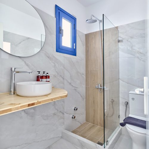 Family apartment Ambelas Paros - renovated bathroom with shower cabin