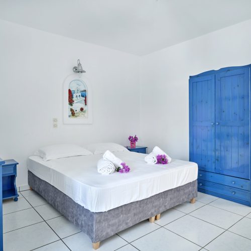 Cozy 2-bedroom family apartment in Ambelas Paros - master bedroom